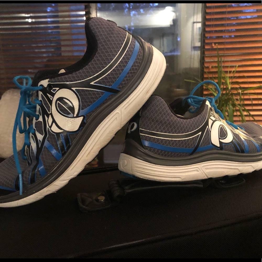 Pear Izumi MENS running shoe- good cross training